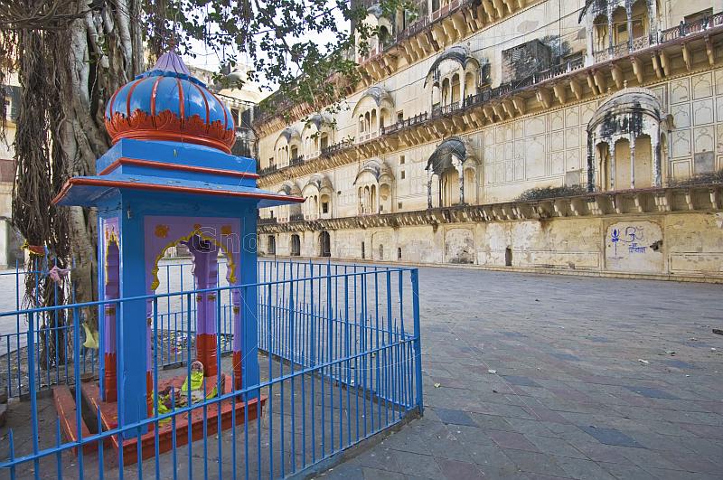 Small shrine to Shiva in the grounds of the Vinai Villas Mahal (City Palace).
