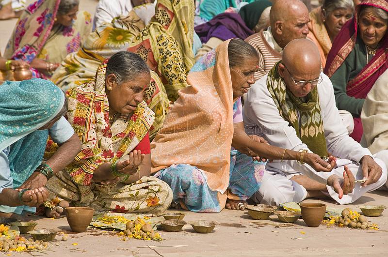 Hindu pilgrims perform a group puja on the bed of the holy river Phalgu River, next to the Vishnupad Temple.
