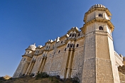 The high walls of the Kumbhalgarh Palace present a formidable obstacle to any attacker.