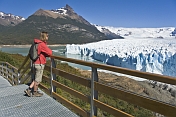 Trekker watching the Moreno Glacier in the Parque Nacional Los Glaciares.