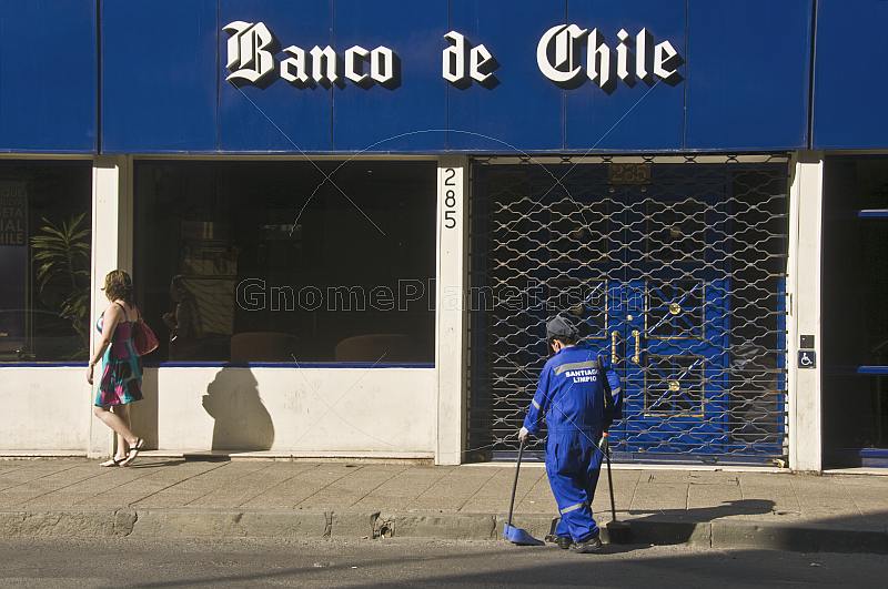 Street cleaner in front of the Banco de Chile.