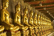 caption: Line of Gold Buddhas at the Wat Pho